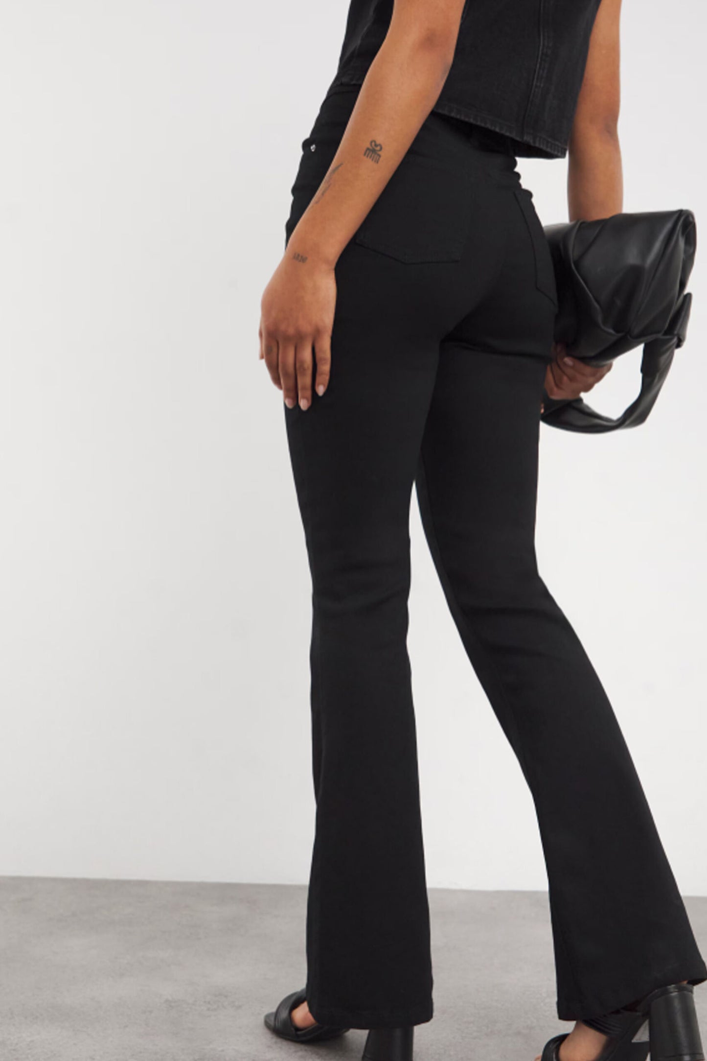 Black Flared Highwaist Super Stretch Jean