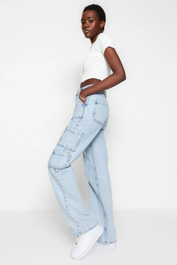 High-Waist Wide Leg Cargo Jeans – Light Wash