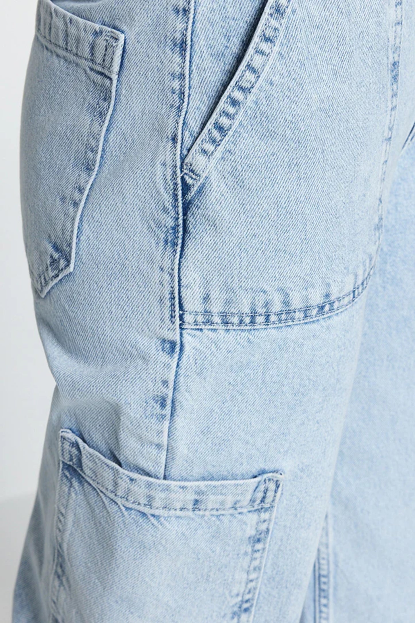 High-Waist Wide Leg Cargo Jeans – Light Wash