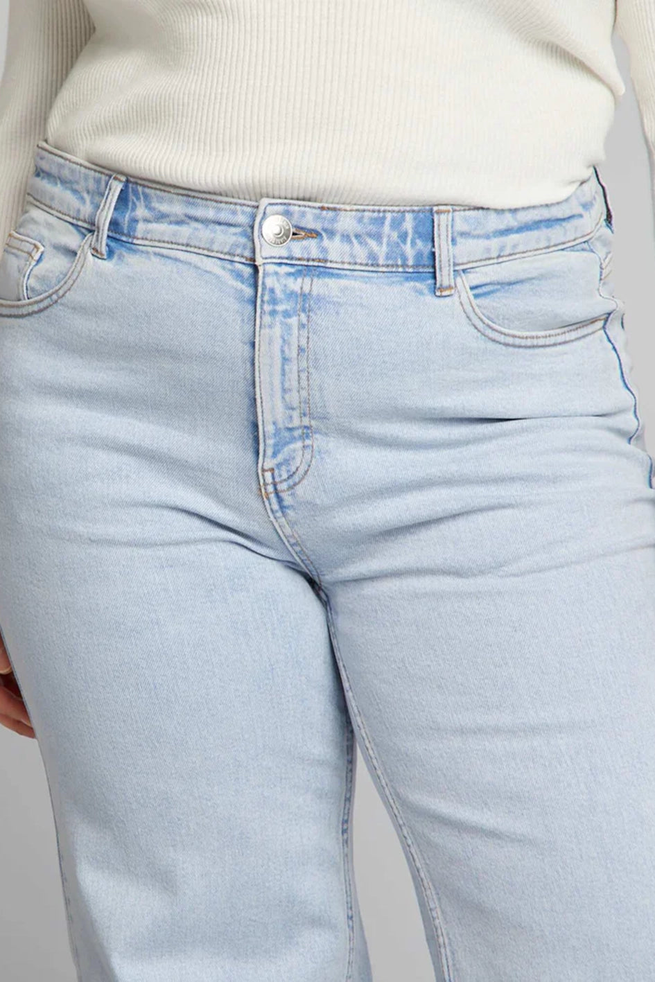 Wide-leg jeans with a high waist