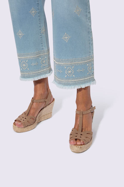 Embroidered Boho Straight-Leg Jeans – Light Wash