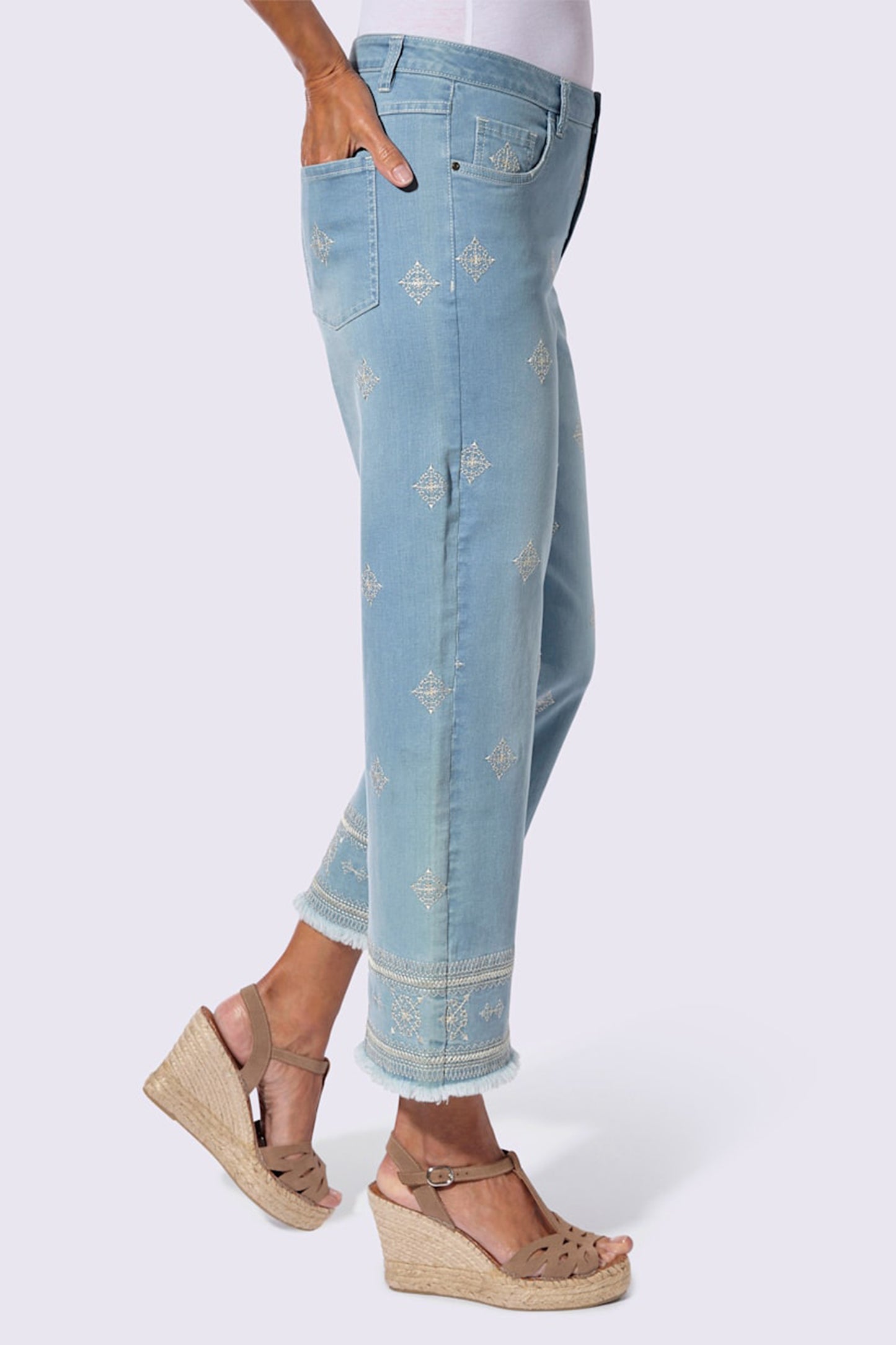 Embroidered Boho Straight-Leg Jeans – Light Wash