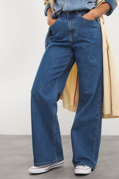 Mid Wash 00s Wide Leg Jean