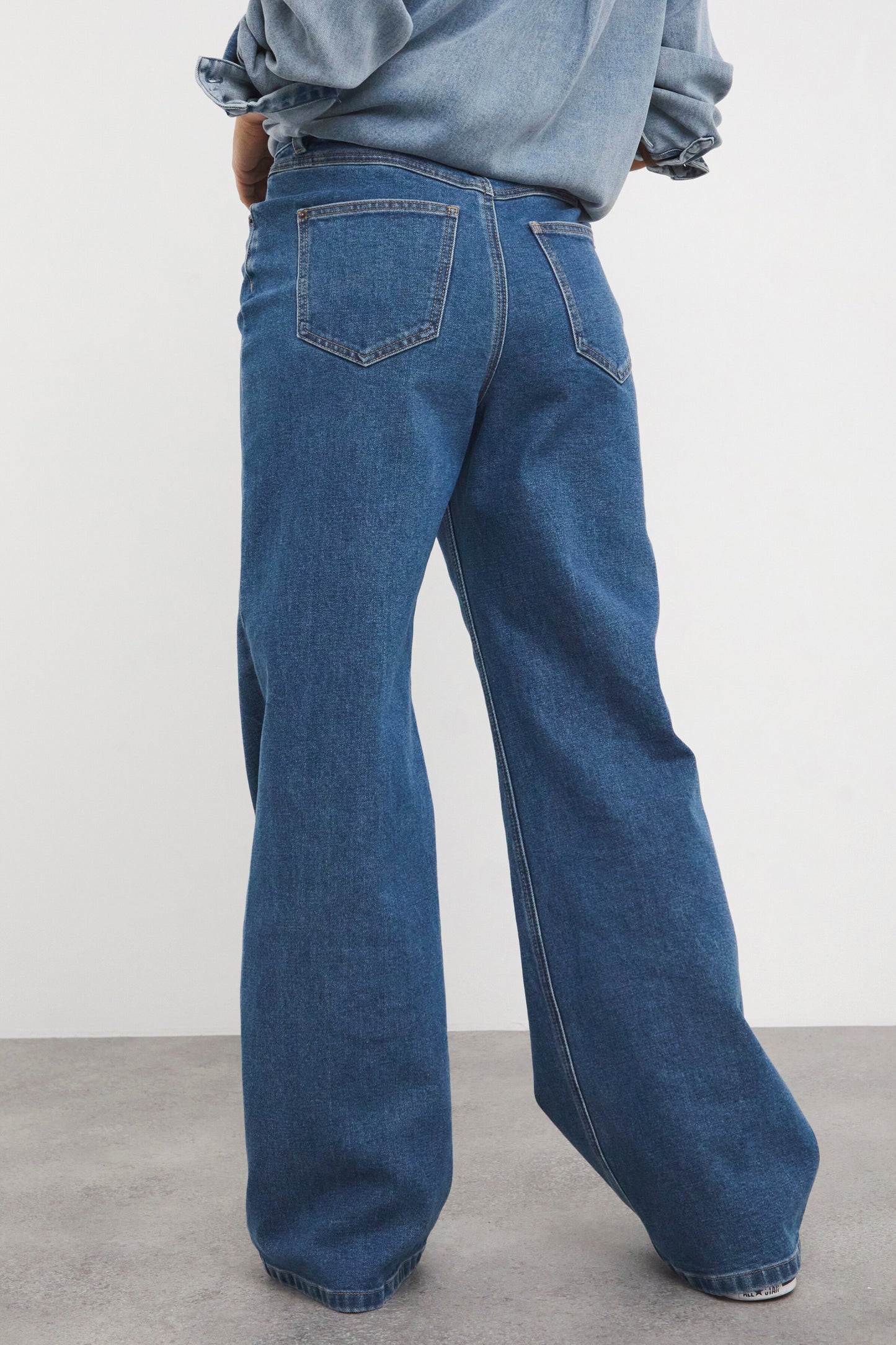 Mid Wash 00s Wide Leg Jean