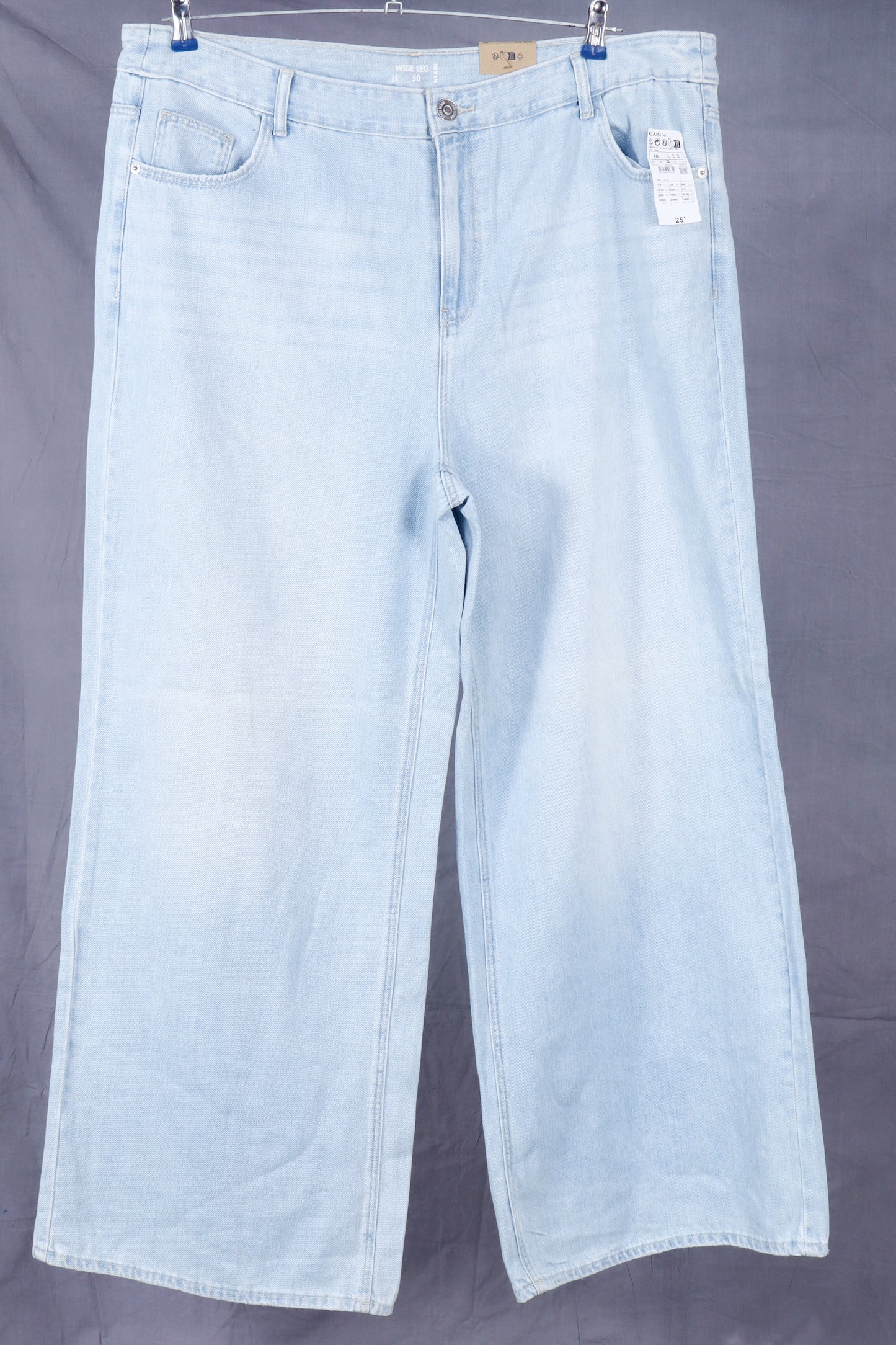 Wide-leg jeans with a high waist