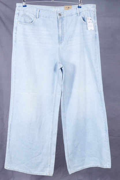 Wide-leg jeans with a high waist